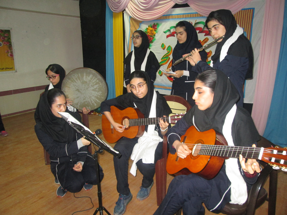 جشن 22 بهمن و اهدای جوایز به دانش آموزان برتر سال تحصیلی 95-94
